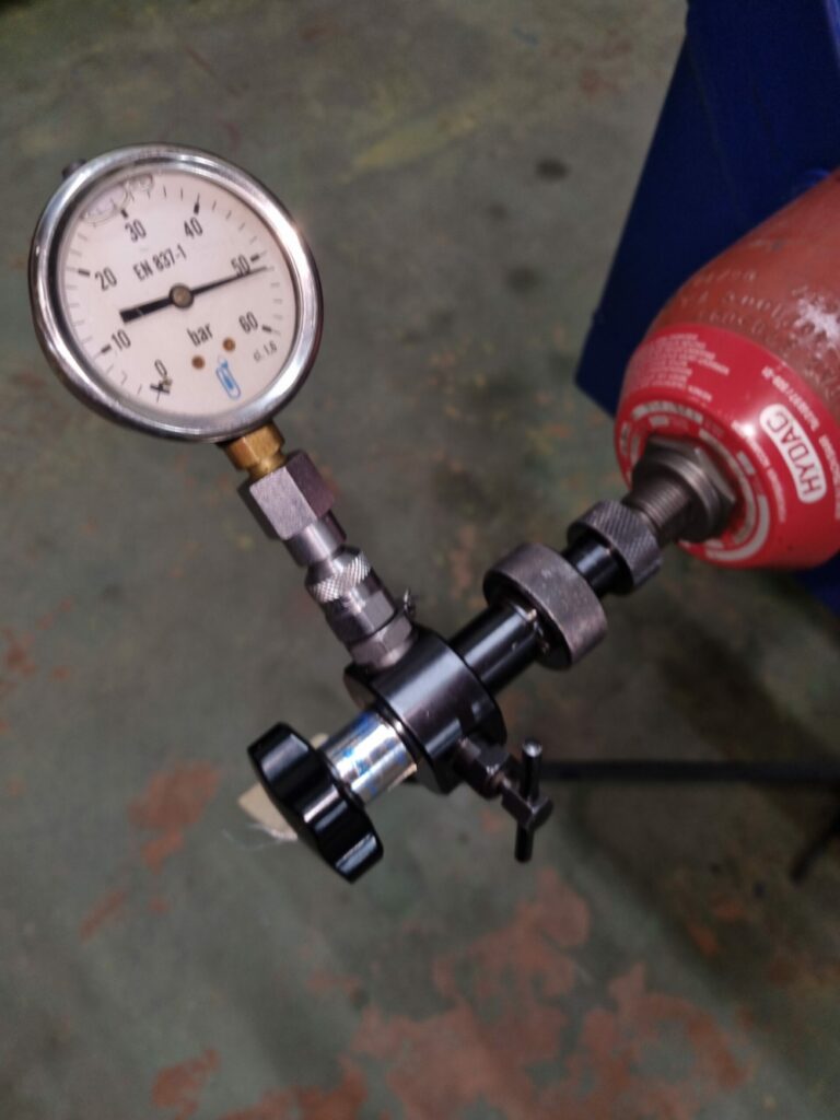 Vérificateur gonfleur accumulateur